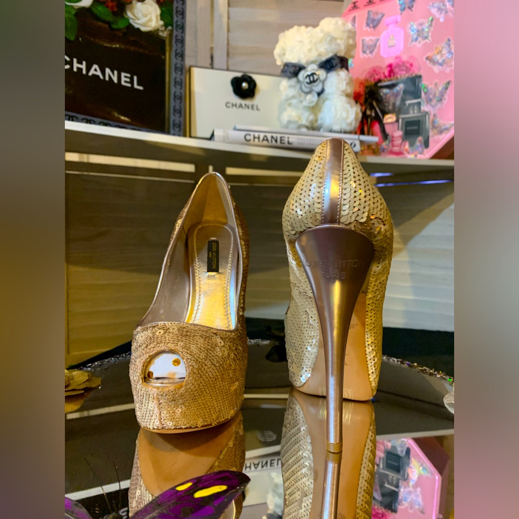 Euclouis Vuitton Peep Toes.